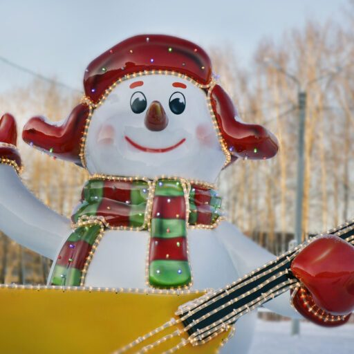 Снеговик с балалайкой
