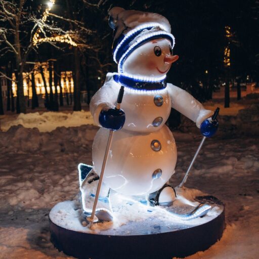 Снеговик лыжник