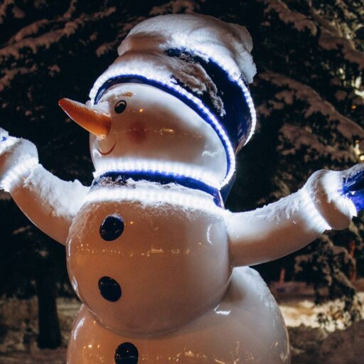 Снеговик фигурист из стеклопластика