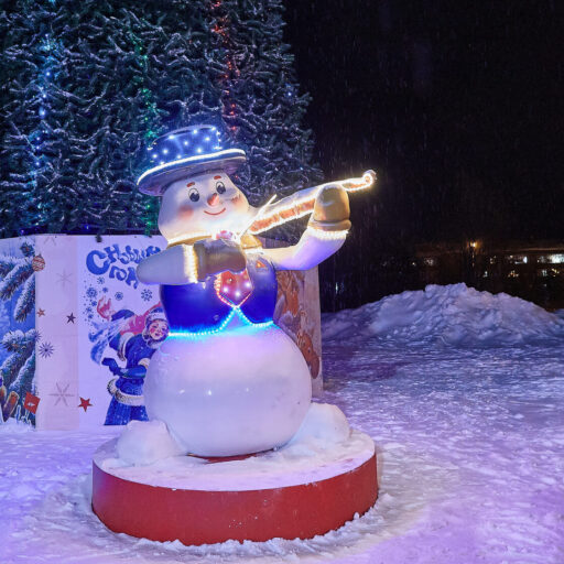 Снеговик со скрипкой